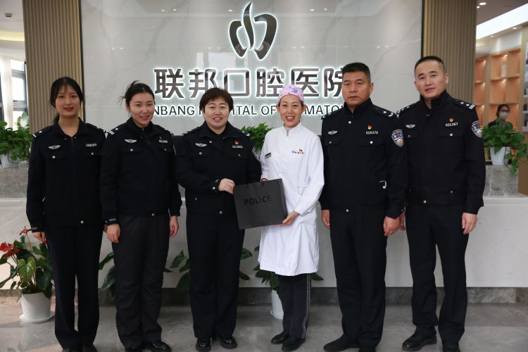 西安市巡警支隊(duì)一行為鄧邦蓮院長送來致全市“兩代表一委員”的一封信
